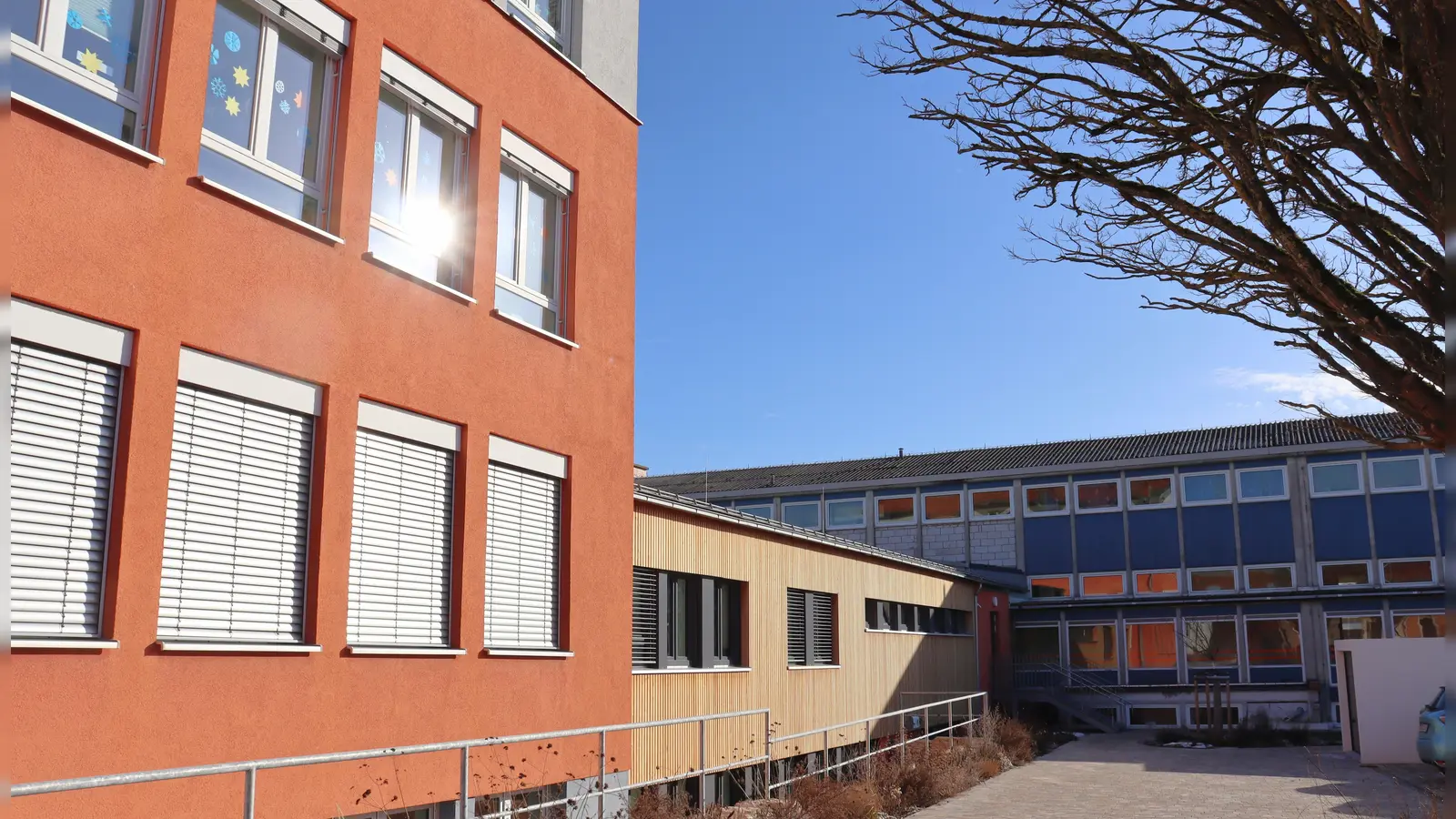 Die Schülerinnen und Schüler in Weidenbach bekommen im dritten Bauabschnitt des Mehrgenerationenhauses, direkt bei der Schule, neue Räume für die Mittagsbetreuung. Wie man den gesetzlichen Vorgaben dafür nachkommt, hat der Gemeinderat nun festgelegt. (Foto: Antonia Müller)