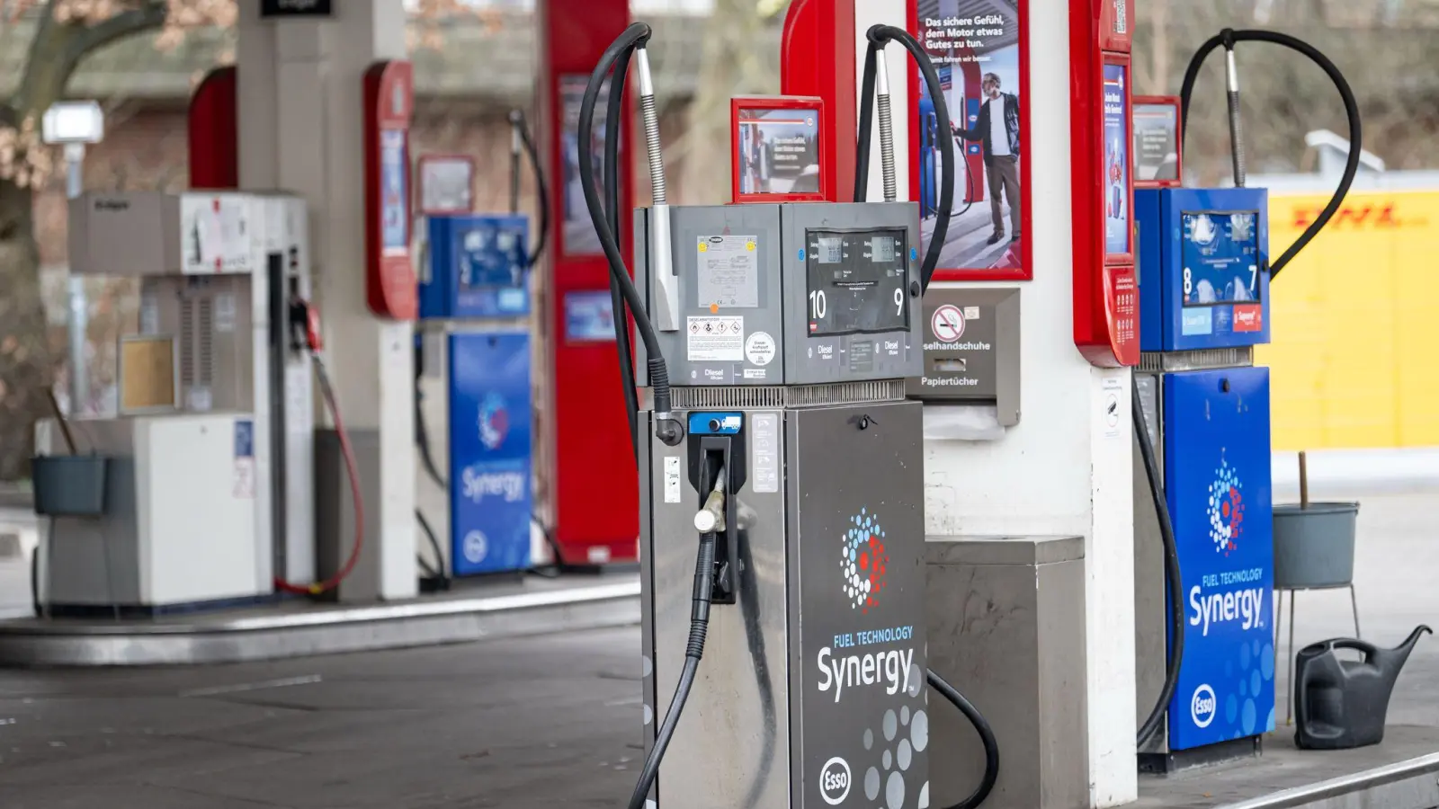 Die Talfahrt der Spritpreise dauert an. (Archivbild) (Foto: Fabian Sommer/dpa)
