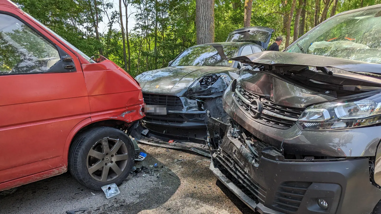 Bei dem Unfall zwischen Kaubenheim und Berolzheim kollidierten mehrere Fahrzeuge miteinander. (Foto: Feuerwehr Ipsheim)