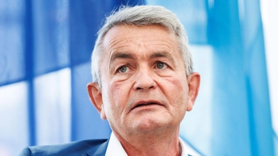 Bertram Brossardt, Hauptgeschäftsführer der bayerischen Metallarbeitgeber, hofft auf einen moderaten Tarifabschluss mit der IG Metall. Der Stellenabbau in der Branche hielt im ersten Halbjahr an. (Archivbild) (Foto: Matthias Balk/dpa)