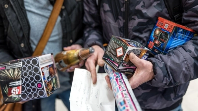 Am Montag startet der Verkauf von Silvesterfeuerwerk offiziell. (Archivbild) (Foto: Frank Hammerschmidt/dpa)