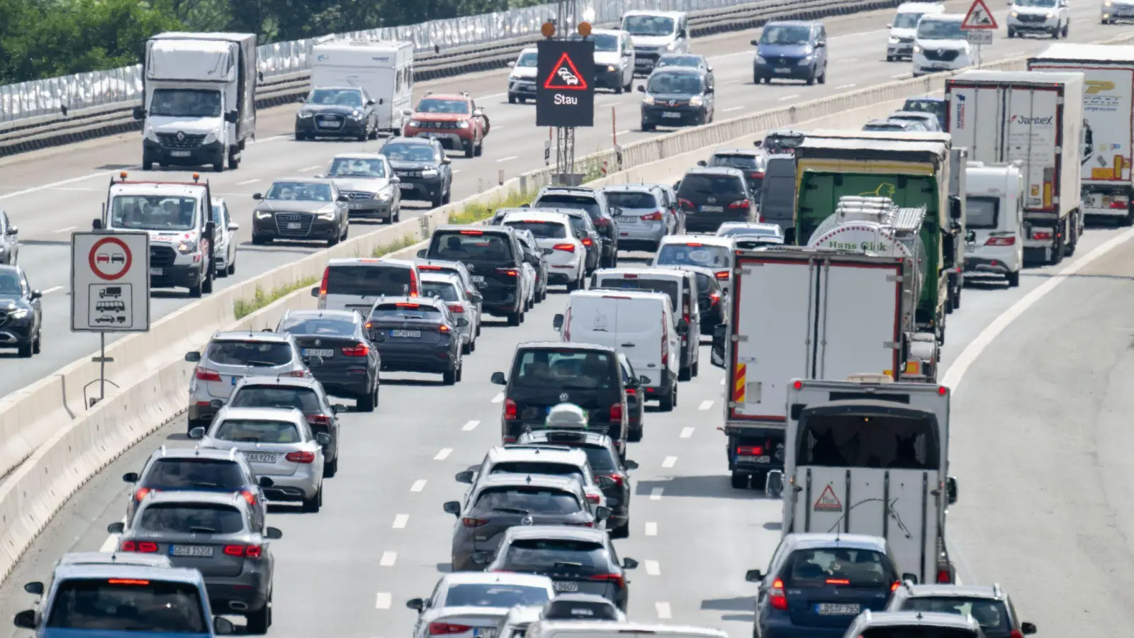 Die Dauer der in den Sommerferien auf den bayerischen Autobahnen registrierten Staus hat kräftig zugenommen. (Archivbild) (Foto: Pia Bayer/dpa)