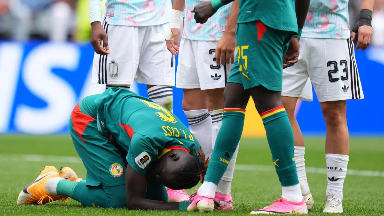 Ciss legt sich vor den Elfmeterpunkt. (Foto: Manu Fernandez/AP/dpa)