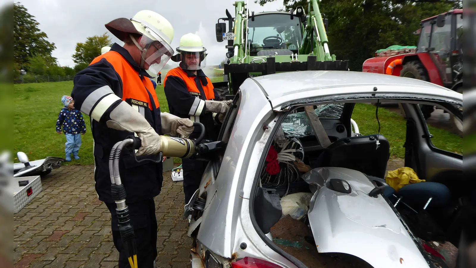 Zum Übungsszenario gehörte auch das Retten einer verletzten Person aus einem Auto. Dabei kam schweres Gerät zum Einsatz. (Foto: Walter Oberhäußer)