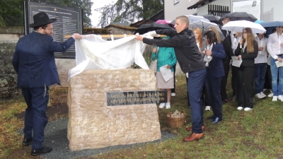 Enthüllten den Gedenkstein sowie die Erinnerungstafel vor dem jüdischen Friedhof in Schopfloch: Rabbiner Eliezer Chitrik von der Jüdischen Orthodoxen Gemeinde Kehal Adat Jeschurun in Nürnberg und zweiter Bürgermeister Christian Grimm. (Foto: Peter Zumach)