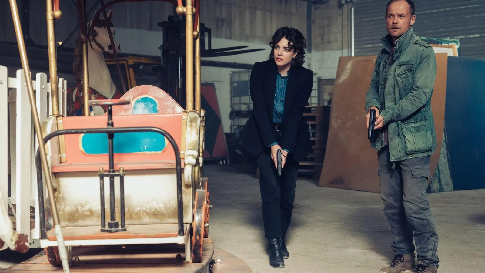 Maria Eisler und Micha Oberländer verschlägt es in ihrem neuen Fall auf den Jahrmarkt. In einer Riesenrad-Gondel wurde die Leiche einer Frau gefunden. (Foto: Manuel Paul/ZDF/dpa)