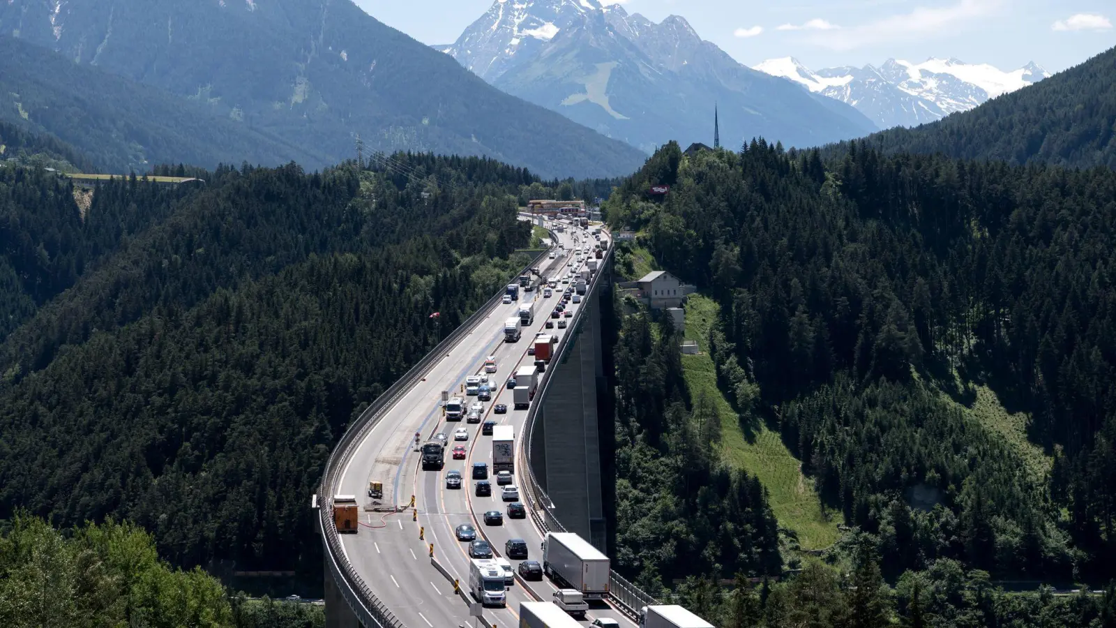 Die Brennerautobahn - hier die Europabrücke - ist für den Wahrentransport zwischen Deutschland und Italien von entscheidender Bedeutung. (Archivbild) (Foto: Sven Hoppe/dpa)