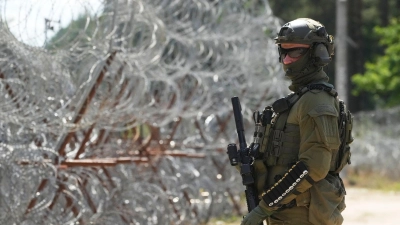 Schmuggel-Ballons haben die streng bewachte Grenze zwischen Belarus und Polen überflogen. (Archivbild) (Foto: Czarek Sokolowski/AP/dpa)