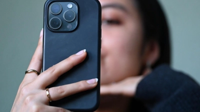 Ein Selfie für die nächste Instagram-Story - das könnte für Kinder- und Jugendliche bis zu einer bestimmten Altersgrenze künftig tabu sein. (Symbolbild) (Foto: Elisa Schu/dpa)