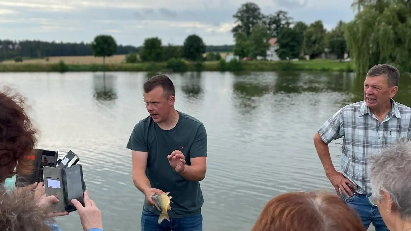 Auch frischen Fisch aus heimischen Teichen, wie ihn Johann Hausmann hier präsentiert, gibt es auf dem Bauernmarkt.  (Foto: Franz Hausmann)