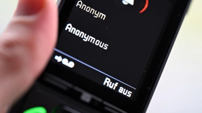 Aufklärung hilft: Enkeltrick, Schockanrufe und Missbrauch von Vollmachten sind häufige Gefahren über die Pflegebedürftige informiert werden sollten. (Foto: Wolf von Dewitz/dpa-Zentralbild/dpa-tmn)