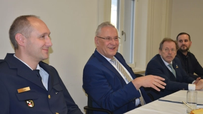 Entspannte Stimmung herrschte beim Besuch des bayerischen Innenministers Joachim Herrmann (Zweiter von links) bei der Neustädter Polizeiinspektion. Begrüßt wurde er unter anderem von Inspektionsleiter Carsten Keller (links), Hans Herold (Zweiter von rechts) und Richard Dollinger (rechts). (Foto: Patrick Lauer)