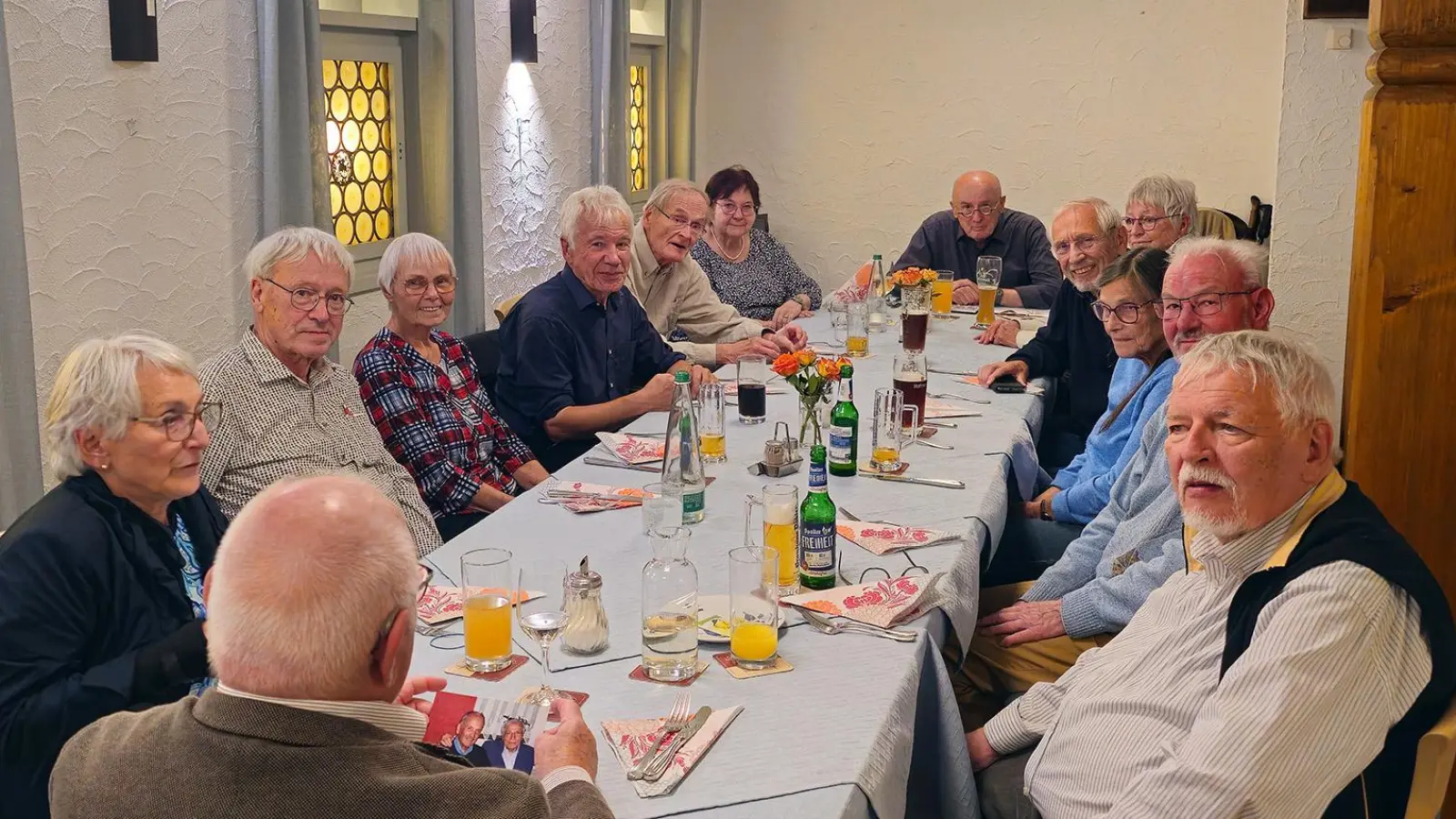 60 Jahre nach ihrem Abitur schwelgen ehemalige Schülerinnen und Schüler des Bad Windsheimer Gymnasiums in Erinnerungen. (Foto: Nicole Paskow)