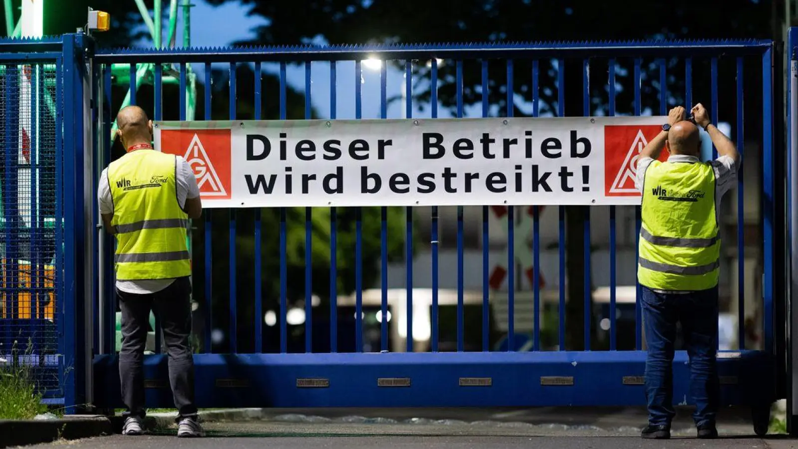 Es ist nicht zu übersehen: Die Kölner Ford-Werke werden bestreikt. (Foto: Rolf Vennenbernd/dpa)