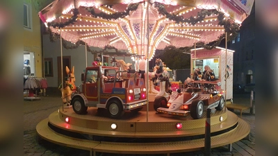 Statt dieses Karussells wird heuer in der Adventszeit eine Eisbahn am Marktplatz aufgebaut. (Archivbild: Katrin Merklein)
