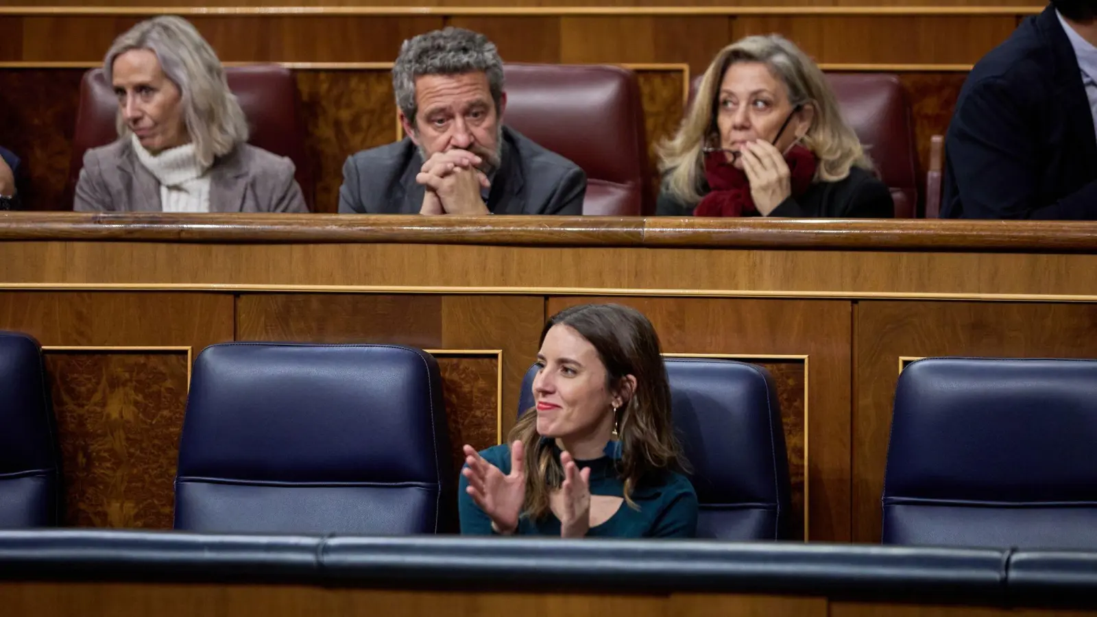 Irene Montero (vorne M), Ministerin für Gleichstellung,  sitzt in einer Plenarsitzung des Abgeordnetenhauses. Das spanische Unterhaus hat in erster Lesung einen Gesetzentwurf gebilligt, der freie Tage mit Lohnfortzahlung bei starken Regelschmerzen vorsieht. (Foto: Jesús Hellín/EUROPA PRESS/dpa)