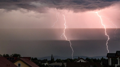 Schutz suchen: Das Bundesamt für Bevölkerungsschutz und Katastrophenhilfe rät, sich bei Gewitter und Sturm in einem stabilen Gebäude aufzuhalten. (Foto: Armin Weigel/dpa/dpa-tmn)