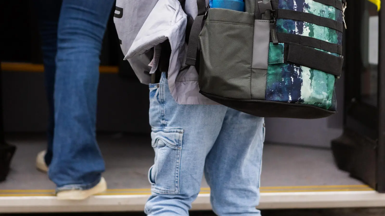 Ist der Bus nun zu voll, wenn dieser junge Fahrgast noch einsteigt? Laut Landratsamt bietet der auf der Linie eingesetzte Bus 115 Plätze. (Symbolbild: Evi Lemberger)