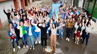 Gruppenbild zum Auftakt des internationalen Musikfests: Die Mitarbeiterinnen und Mitarbeiter der Bachwochen-Geschäftsstelle und ein Teil des Helferteams haben sich gestern hinterm Festivalbüro in der Karolinenstraße für ein Foto versammelt. (Foto: Jim Albright)