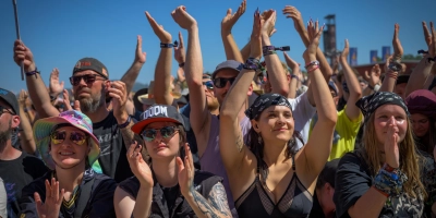 Die Feiernden am Donnerstagnachmittag vor der Main Stage.  (Foto: René Chlopotowski)
