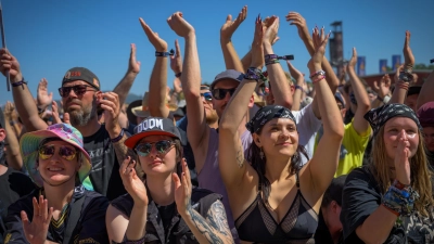 Die Feiernden am Donnerstagnachmittag vor der Main Stage.  (Foto: René Chlopotowski)