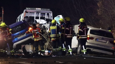 Auf der Bundesstraße 2 in Mittelfranken gab es einen schweren Verkehrsunfall. (Foto: Felix Besold/NEWS5/dpa)