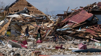 Von der Außenwelt abgeschnittene Jamaikaner sind auf Hilfsgüter angewiesen. (Foto: Matias Delacroix/AP/dpa)
