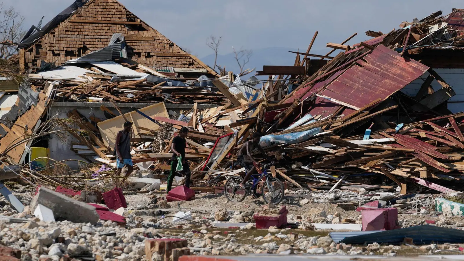 Von der Außenwelt abgeschnittene Jamaikaner sind auf Hilfsgüter angewiesen. (Foto: Matias Delacroix/AP/dpa)
