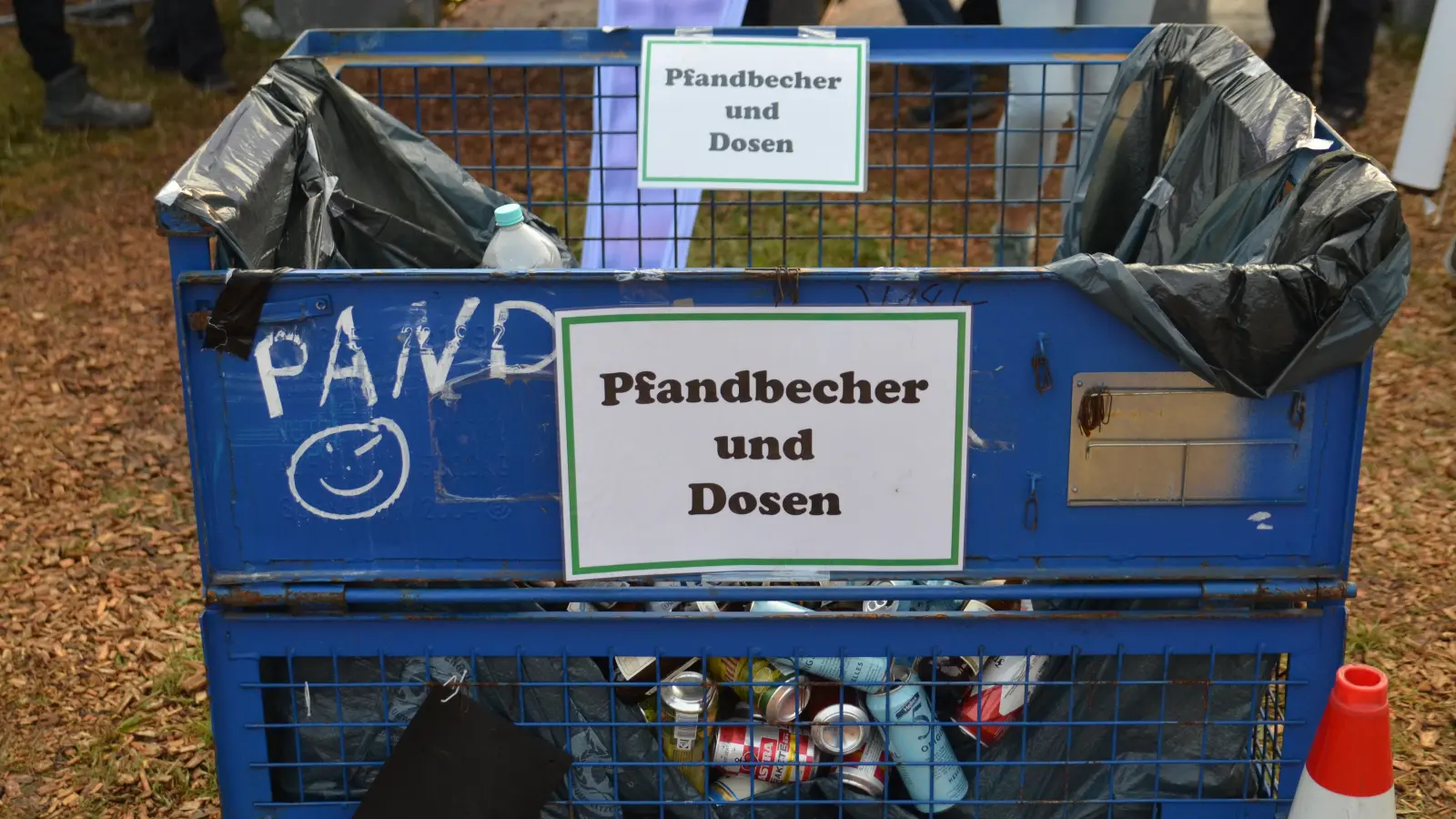 Getränkedosen dürfen wie immer für einen guten Zweck gespendet werden. Dieses Jahr soll ein Defibrillator für den Ortsteil Andorf angeschafft werden. (Foto: Yvonne Neckermann)