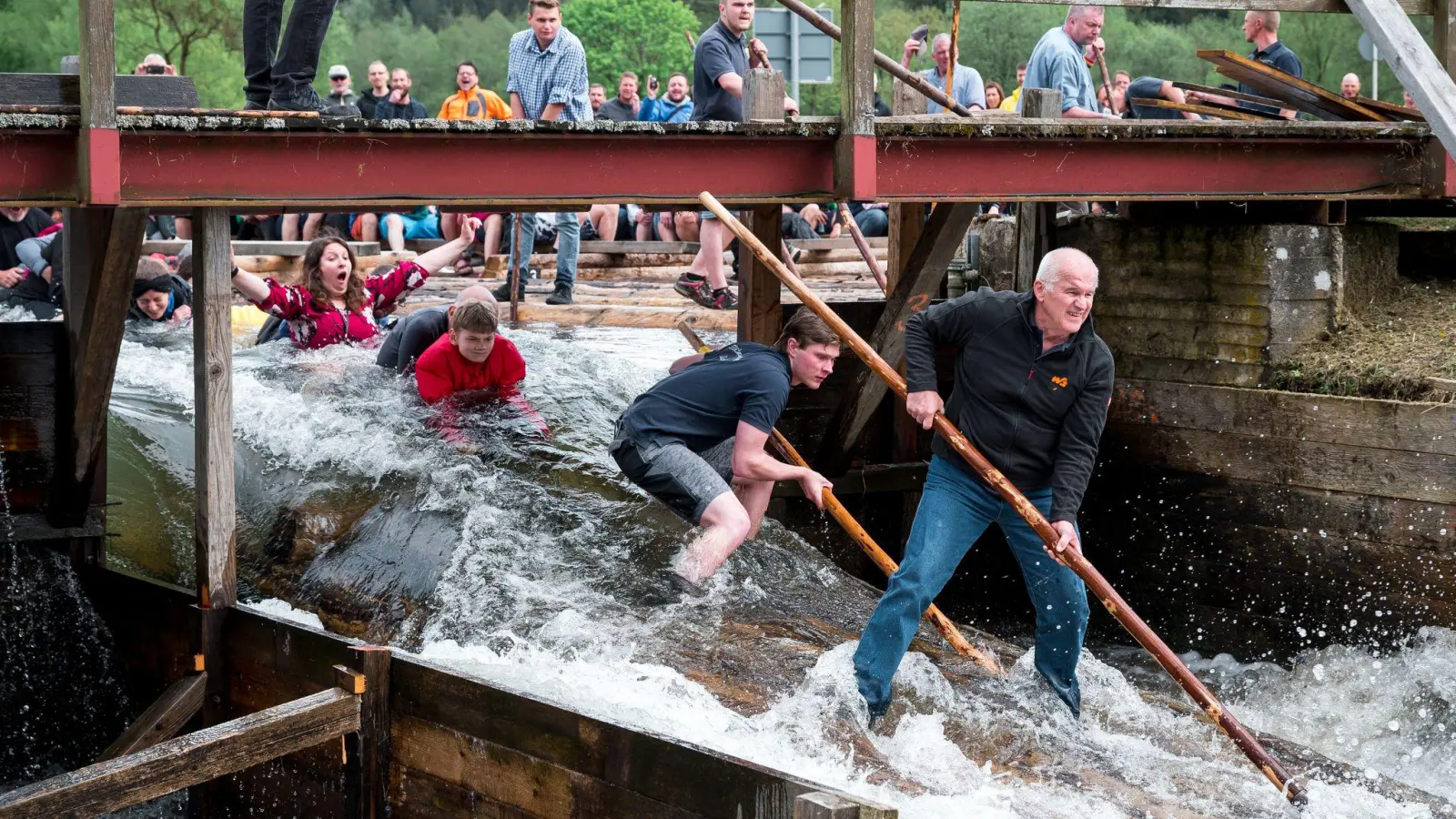 Die Floßfahrten im oberfränkischen Wallenfels sind nach Ansicht der Organisatoren deswegen beliebt, weil sie Tradition, Natur und Spaß verbinden. (Foto: Daniel Vogl/dpa)