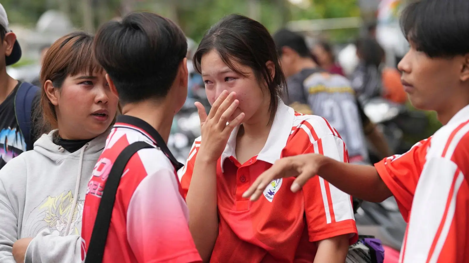 Schülerinnen und Schüler trauerten nach der Attacke. (Foto: Sakchai Lalit/AP/dpa)