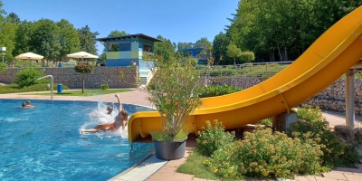 Das Neustädter Waldbad wartet unter anderem mit einer besonders breiten Wellenrutsche auf. (Foto: Anita Dlugoß)