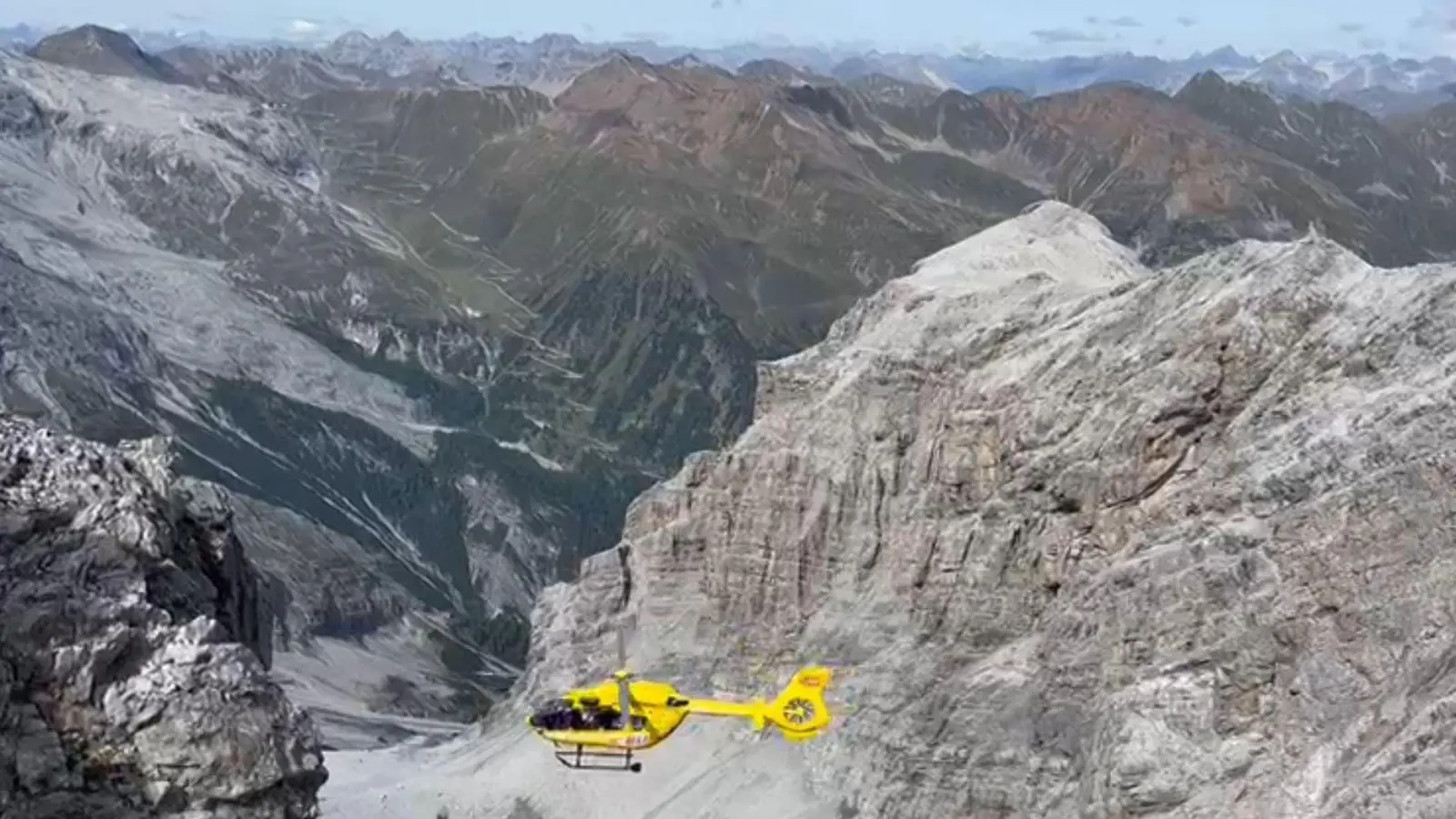 Die Bergwacht hatte auch einen Hubschrauber im Einsatz. (Archivbild) (Foto: -/Bergrettung Italien/dpa)