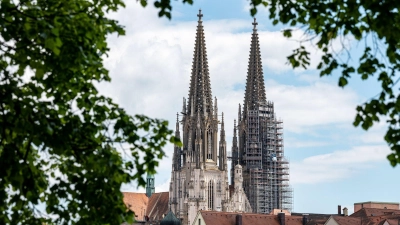 Der Nordturm wurde mit einer politischen Botschaft bestrahlt. (Symbolbild) (Foto: Armin Weigel/dpa)