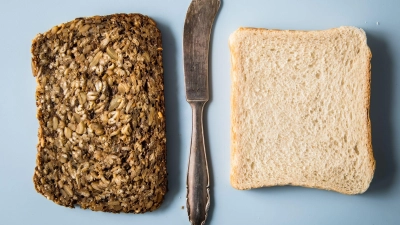 Auch wenn es weniger Kohlenhydrate hat: Eiweißbrot ist meist kalorienreicher als „normales“ Brot. (Foto: Christin Klose/dpa-tmn)