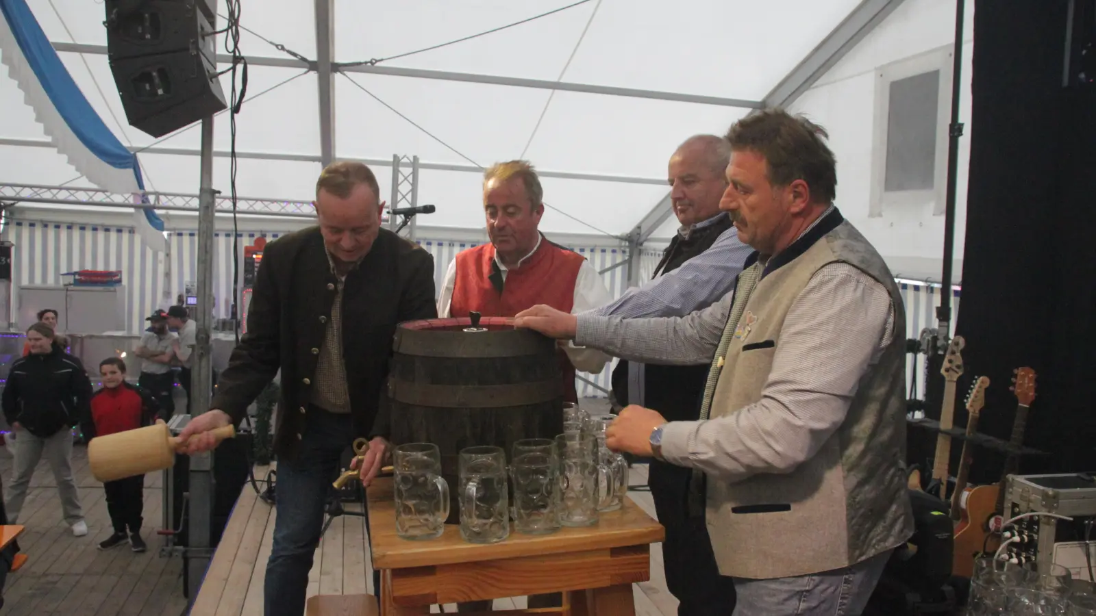 Ob in der Riesenschaukel, im Zelt oder am Schießstand: Beim Frühlingsfest in Ansbach ist für alle etwas geboten. (Foto: Robert Maurer)