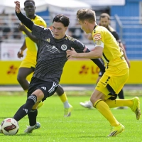 Youngster Leon Stauber (in Schwarz) feierte gegen Bayreuth sein Regionalliga-Startelf-Debüt für Ansbach, gegen Dennis Lippert (in Gelb) hatte er allerdings einen sehr schweren Stand. (Foto: Martin Rügner)