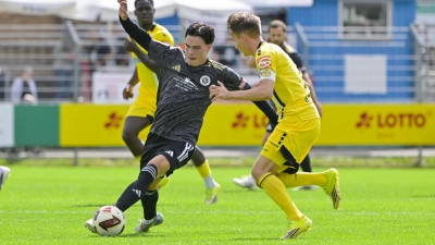 Youngster Leon Stauber (in Schwarz) feierte gegen Bayreuth sein Regionalliga-Startelf-Debüt für Ansbach, gegen Dennis Lippert (in Gelb) hatte er allerdings einen sehr schweren Stand. (Foto: Martin Rügner)