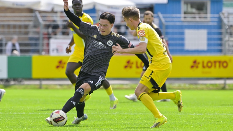 Youngster Leon Stauber (in Schwarz) feierte gegen Bayreuth sein Regionalliga-Startelf-Debüt für Ansbach, gegen Dennis Lippert (in Gelb) hatte er allerdings einen sehr schweren Stand. (Foto: Martin Rügner)