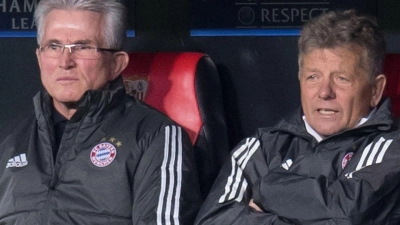 Jupp Heynckes (l) trauert um seinen damaligen Co-Trainer Peter Hermann (M). (Archivbild) (Foto: Sven Hoppe/dpa)