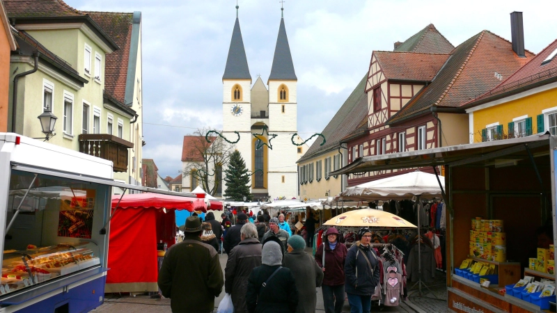 Kleine Budenstadt mit Blick auf die Stiftsbasilika: Der traditionelle Kathreinmarkt in Herrieden wird in diesem Jahr nicht von einem verkaufsoffenen Sonntag flankiert. (Archivbild: Werner Wenk)