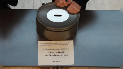 Drei Optionen hatten die Bundestagsabgeordneten bei ihrer Entscheidung über das Rentengesetz: Ja - Nein - Enthaltung. (Foto: Kay Nietfeld/dpa)