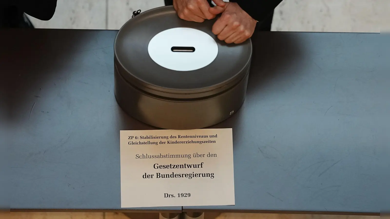 Drei Optionen hatten die Bundestagsabgeordneten bei ihrer Entscheidung über das Rentengesetz: Ja - Nein - Enthaltung. (Foto: Kay Nietfeld/dpa)