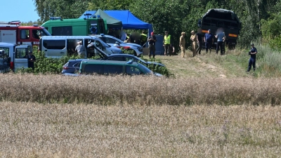 Polnische Einsatzkräfte in der Nähe des Ortes, wo ein Flugobjekt eingeschlagen ist. (Foto aktuell) (Foto: Wojtek Jargilo/PAP/dpa)