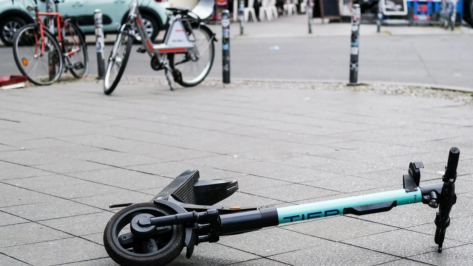 Durch die Einführung der Halterhaftung sollen die Flottenbetreiber von Elektrokleinstfahrzeugen zur Kasse geben werden, wenn Unfallkosten entstehen. (Symbolbild)  (Foto: Jens Kalaene/dpa-Zentralbild/dpa)