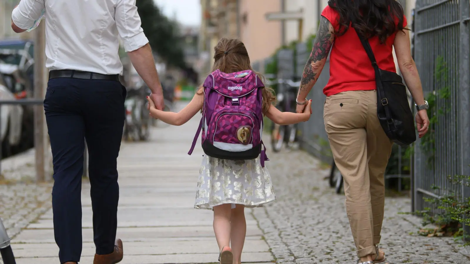 Eltern sollten sich die ersten Tage nach der Schuleinführung Zeit nehmen, damit Erstklässler von ihren ersten Schul-Erfahrungen erzählen können. (Foto: Robert Michael/dpa-Zentralbild/dpa-tmn)