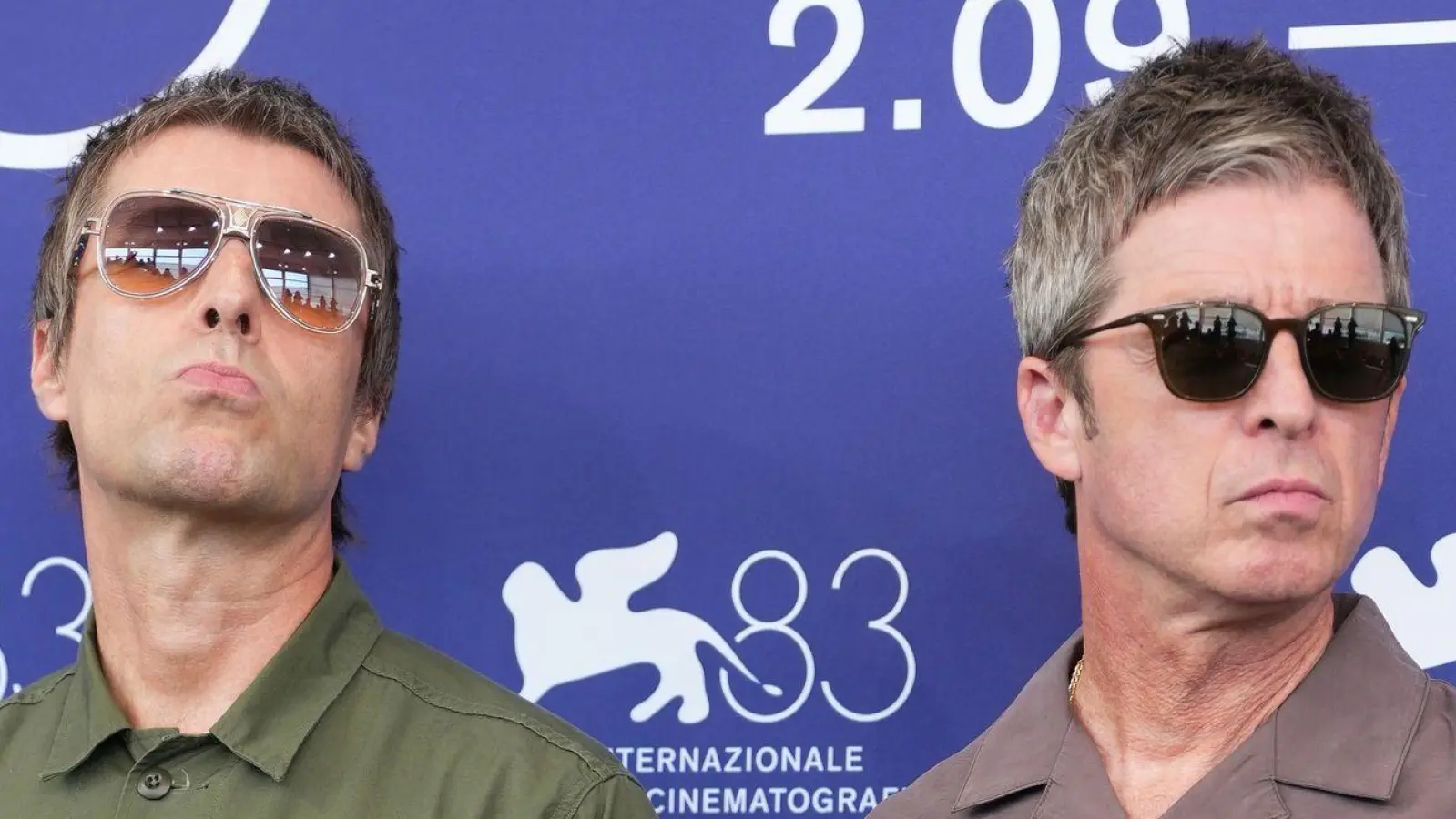 Liam Gallagher (l) und Noel Gallagher beim traditionellen Fototermin vor der Pressekonferenz. (Foto: Scott A Garfitt/Invision/AP/dpa)