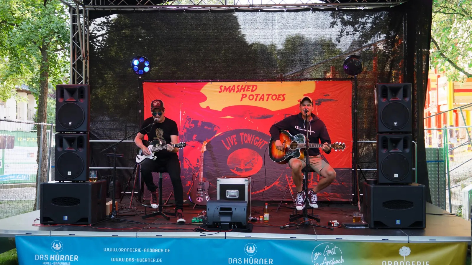 Die Lokalmatadoren von Smashed Potatoes gehören fest zum Programm des Altstadtfestes. Sie treten an den fünf Tagen mehrfach an verschiedenen Orten auf. Unser Bild entstand im Stadtgraben.  (Foto: Zeynel Dönmez)