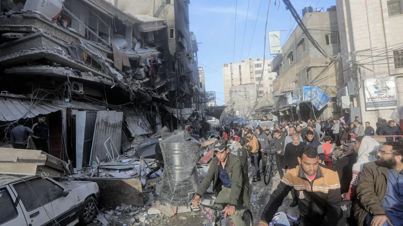 Die israelische Armee hat ihre Angriffe auf die Stadt Chan Junis verstärkt. (Foto: Mohammed Talatene/dpa)