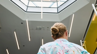 Ob erleichtert oder wehmütig: Beim Jobwechsel ist auch der Abschied aus dem endenden Arbeitsverhältnis wichtig.  (Foto: Annette Riedl/dpa)